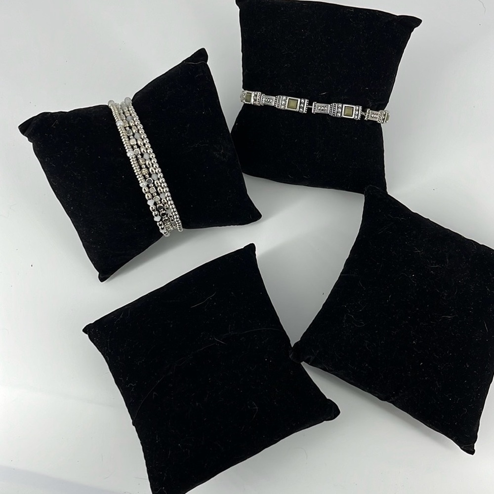 Premier prop company, velvet necklace display’s beautiful. It’s flowless.